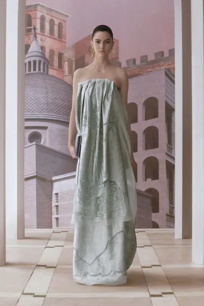 Look 16